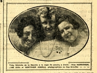Photographie noir et blanc de trois femmes. Légende : Trois héroïnes de la Manche à la nage. De gauche à droite : Miss Harrison, Jane Sion et Gertrude Éderlé, photographiées au Cap Gris-Nez. 