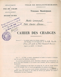 Document dactylographié sur lequel on lit : "Musée communal. Salle Charles Lebeau. Cahier des charges. Article 1er : Le présent cahier des charges concerne les travaux d'aménagement de la salle Charles Lebeau, aile gauche du musée communal, travaux repris au dossier ci-annexé..."