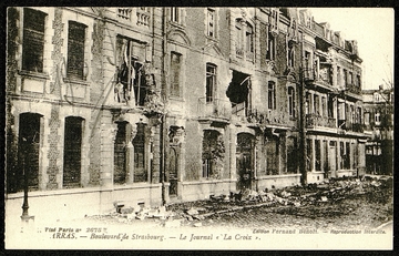 Arras. Boulevard de Strasbourg. Le journal "La Croix". Carte postale.