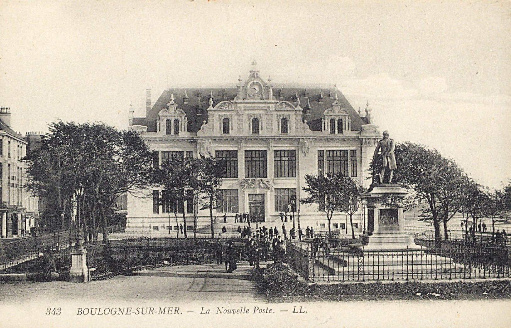 Carte postale noir et blanc montrant ma façade d'un bâtiment imposant et ouvragé.