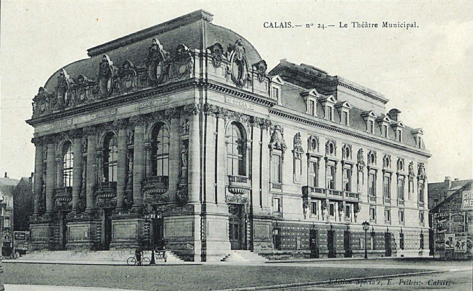 Carte postale noir et blanc montrant un bâtiment imposant doté de nombreuses sculptures, moulures et colonnes. 