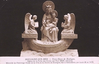 Carte postale montrant une statue représentant la Vierge avec l'enfant Jésus sur ses genoux, entourés de deux anges.