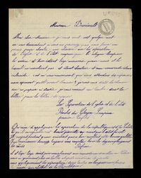 Texte manuscrit sur leque lon lit : "Monsieur Duréault. Mon cher Monsieur, je vous écrit cest quelque mot en vous demandont ci vous ne pourriez pas nous faire un permis pour chanter une chanson sur la séparation de l’Eglise et de l’Etat composer par le citoyen Lampira. La saison d’hiver i atant trop mauvaise pour nous et le travail ne marchant pas et étant chanteur et mon camarade étant violonniste, c’est on vous remerciemt que nous attondons des réponses. Nous espérant qu’el seront bonnes. Je vais vous dicté la chanson sur ce papier ci-dessu. Je vous remait un timbre dont la lettre pour lettre de réponses. La séparation de l’Eglise et de l’Etat, paroles du citoyen Lampira. Premier couplet. On vien d’appliquer la séparation de la République et d’la calotte, Ce qu’il on regimber, cest brave jésuite, en criant que l’Etat les vol ! Il croyait poutant qu’on ariverait pas à leur envollait cette bonne galette. Que Marianne donnez toujours sons compter : les v’là dégavé, plaignent les curés. Refrain : Il est trop tard, saint père, maintenant sur nous de vous mettre en colère, Nous ne grainiant plus vos bulles stupide, vous trucs de jésuites ; Nous appliqueriont la séparation dans toutes sa largesse, nous ferions La messe sur l’othel de la République".