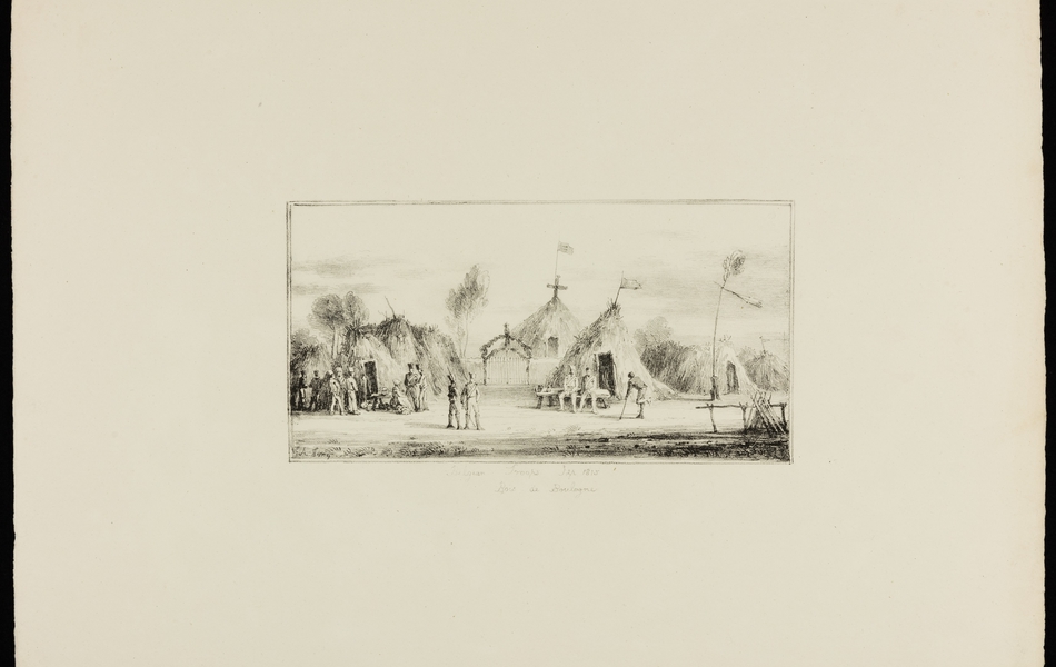 Représentation du camp des troupes belges. Soldats belges au repos devant des huttes coniques. En arrière-plan au centre, derrière une grille dont la porte est décorée d'un tressage, se dresse une plus grande hutte, surmontée d'une croix et d'un drapeau. A droite au premier plan, les fusils sont posés en quinconce de part et d'autre d'une barre de bois. La signature d'Amelia Long apparaît en bas à gauche dans l'image et le titre sous le visuel.