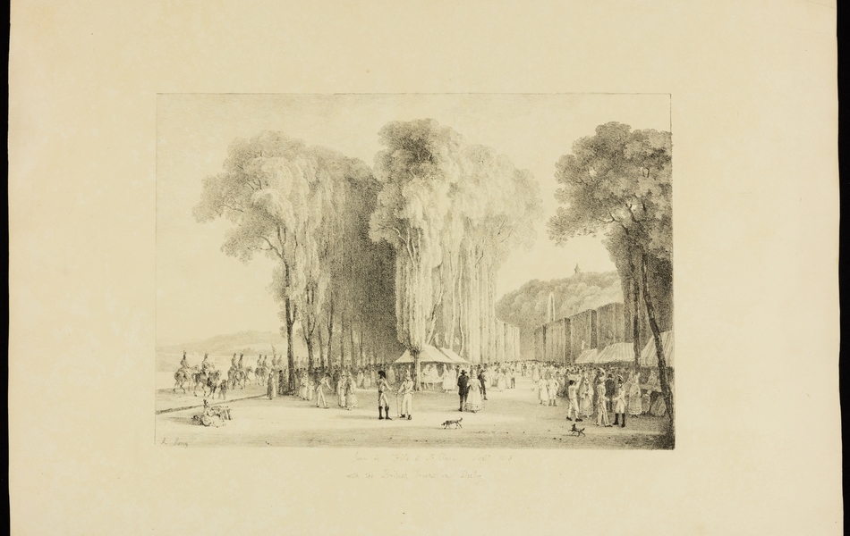 Représentation d'une fête attirant les foules au parc de Saint-Cloud. A gauche de l'image, on aperçoit un plan d'eau que longent des cavaliers. Deux alignements de grands arbres bordent le chemin. Sur la droite, la foule se presse autour de stands, dans une large allée bordée d'arbres taillés à la française. La signature d'Amelia Long apparaît en bas à gauche dans l'image et le titre sous le visuel.