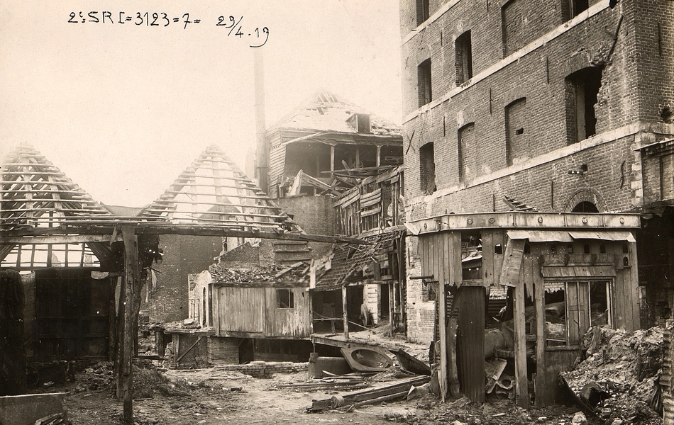 Façade arrière du bâtiment. Au premier plan on distingue les ruines de ce que furent les magasins aux tourteaux. 