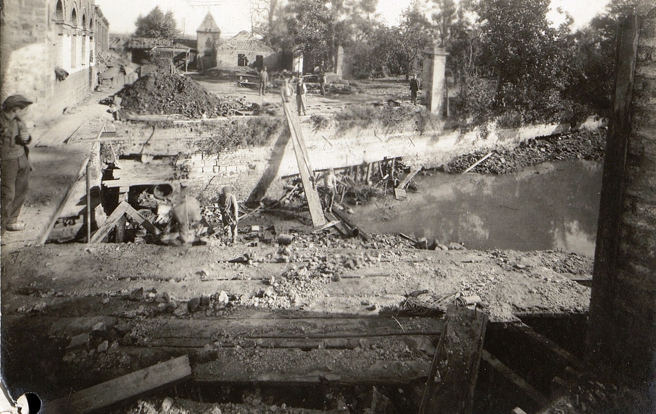 Photographie noir et blanc montrant un bâtiment en ruines.