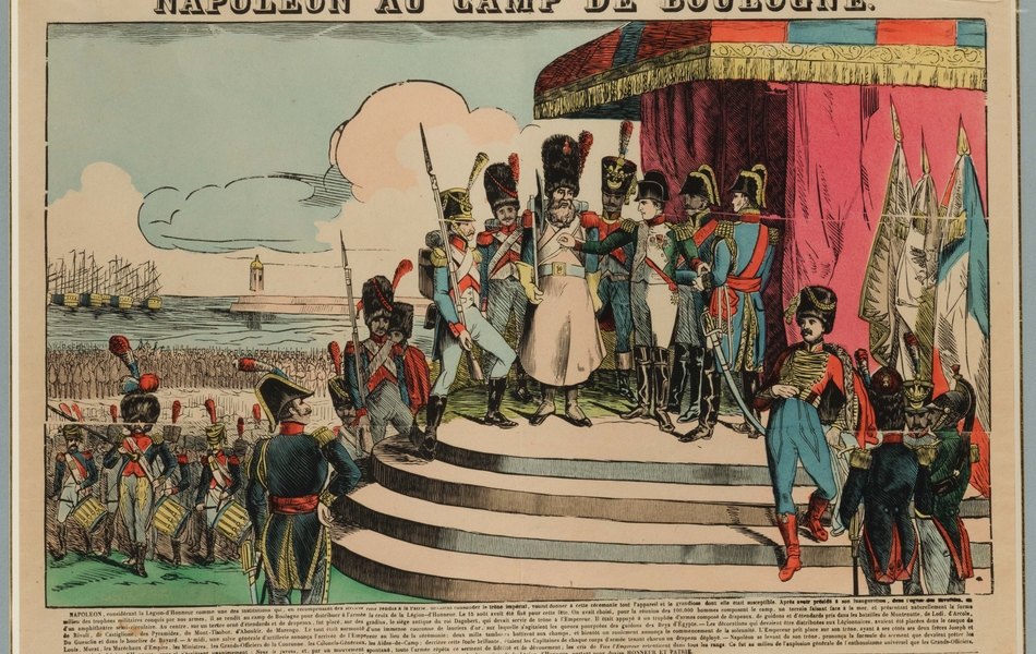 Au centre, sur une estrade, Napoléon distribue à l'armée les décorations de la Légion d'honneur.