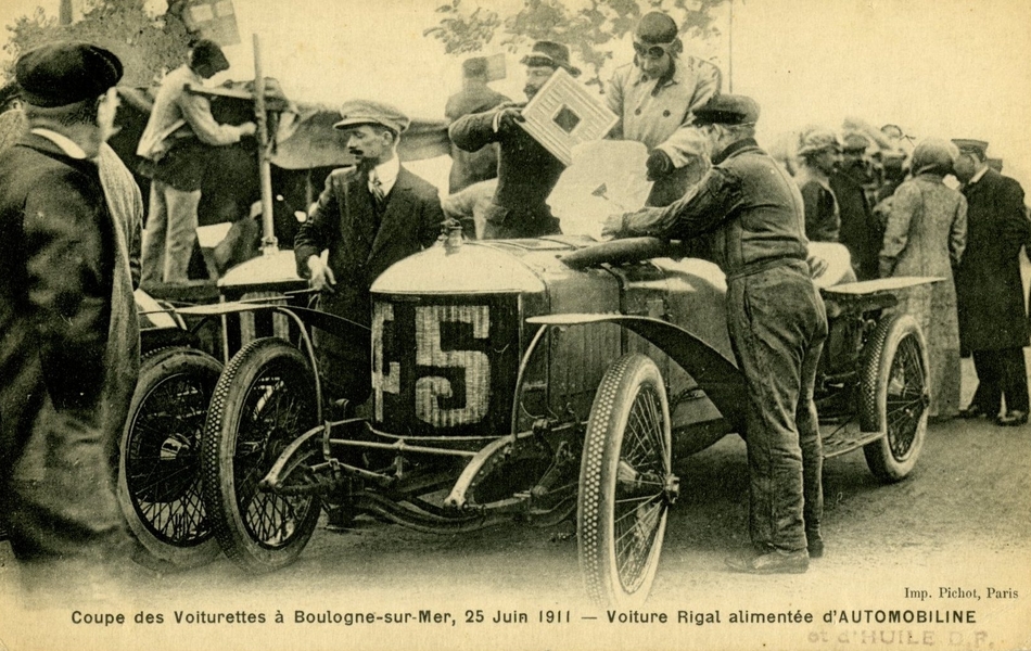 Carte postale noir et blanc montrant une voiture autour de laquelle s’affaire des mécaniciens.