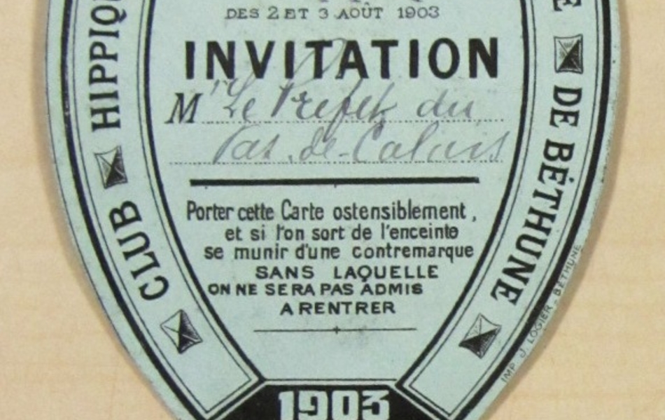 Carton d'invitation en forme de fer à cheval sur lequel on lit "Club hippique de Béthune. Concours hippique des 2 et 3 août 1903. Invitation [pour] Monsieur le préfet du Pas-de-Calais. Porter cette carte ostensiblement et si l'on sort de l'enceinte, se munir d'une contremarque sans laquelle on ne sera pas admis à rentrer".