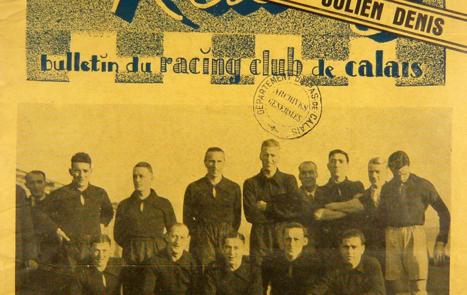 Couverture monochrome imprimée sur du papier jaune. Sous les titres "Le Racing, bulletin du Racing-Club de Calais. Un hommage au "capitaine" Julien Denis" se trouve une photographie noir et blanc d’une équipe de football, qui porte la légende suivante "Les pros de l’U. S. Boulogne. Debout : St-Georges, Pernet, Faure, Payne, Eastman, Trahan, Penel et Favier. À genoux : Chauvin, Golstein, Debruyckère, Keller, Rizzo (de gauche à droite)".