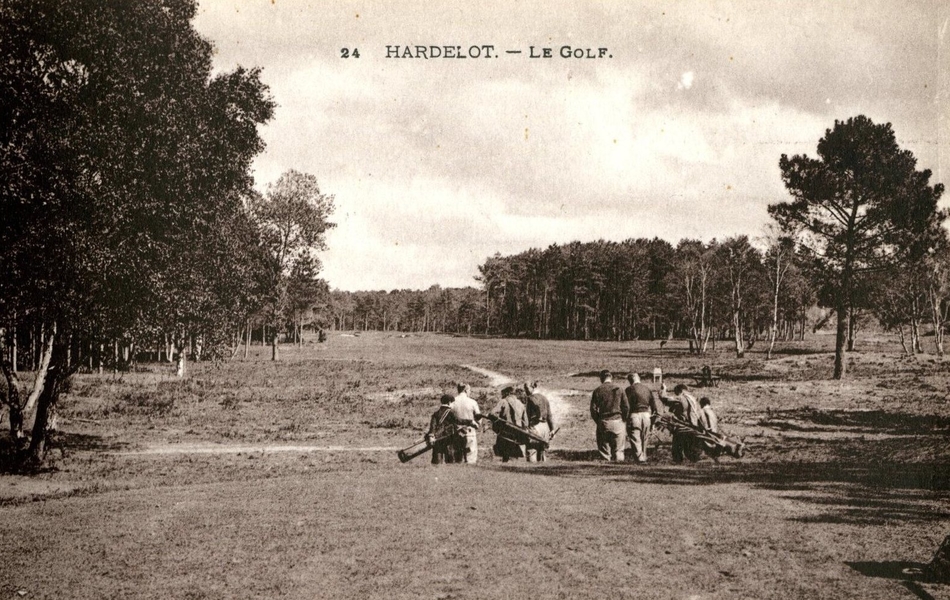 Carte postale noir et blanc d’un green sur lequel avance, de dos, un groupe de golfeurs.