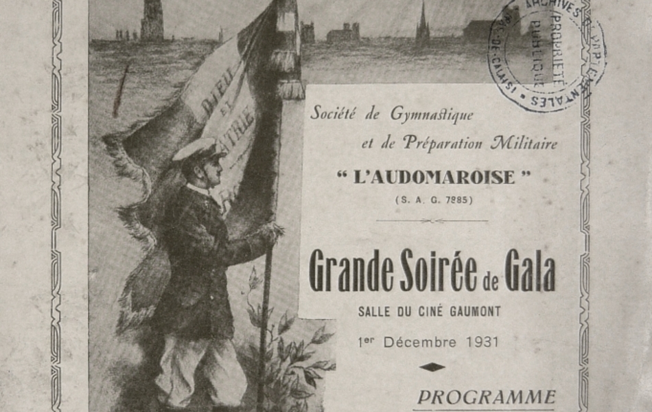 Document imprimé monochrome montrant un soldat tenant un drapeau français sur lequel est inscrit "Dieu et Patrie". À ses pieds, un écu, des haltères et des arceaux. L’arrière plan est composé d’une perspective d’une ville dans une plaine ; au-dessus, dans le ciel, une croix chrétienne irradie une lumière qui illumine le drapeau. Au centre, dans un encart, on lit "Société de Gymnastique et de Préparation Militaire "l’Audomaroise" (S.A.G. 7885). Grande soirée de gala, salle du ciné Gaumont, 1er décembre 1931. Programme".