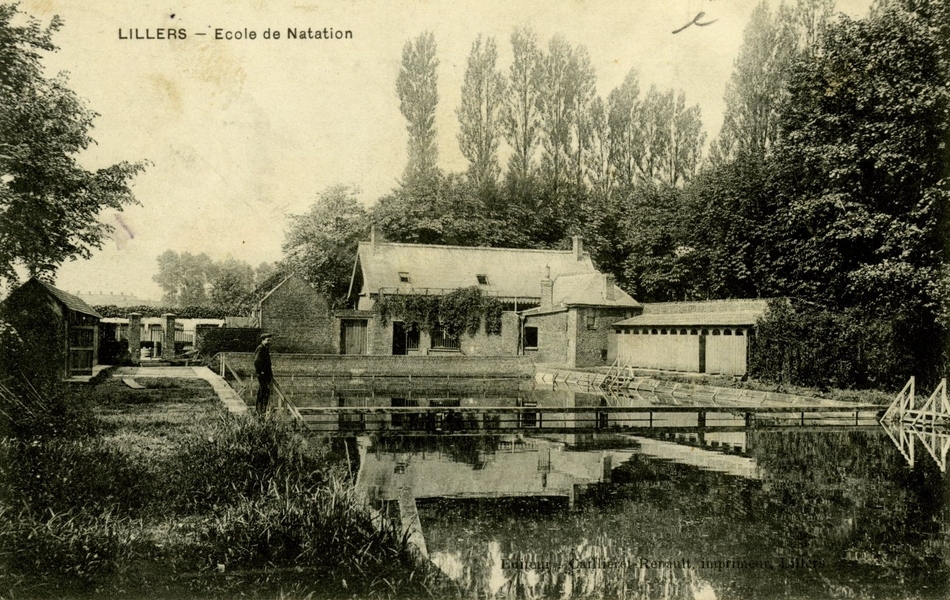 Carte postale noir et blanc de deux piscines extérieures, entourées d’une bâtisse et de végétation.