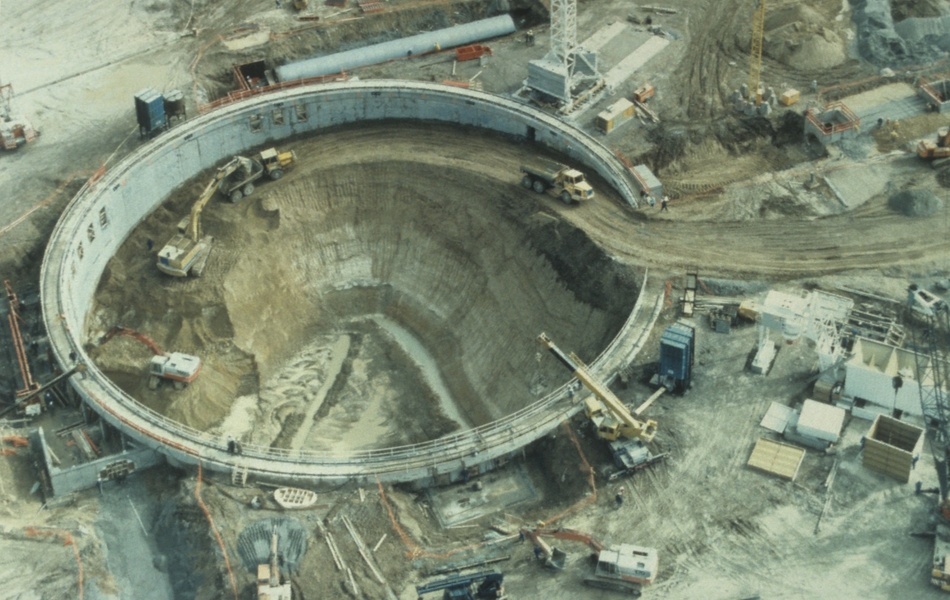 Photographie couleur montrant un chantier, plus particulièrement un gros anneau en béton.