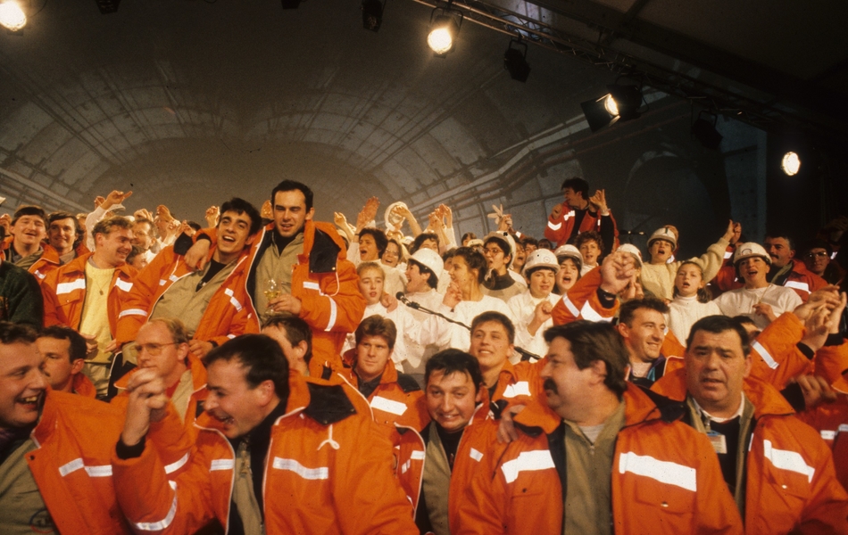 Photographie couleur montrant une foule en liesse dans une tunnel.