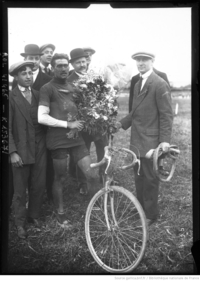 Photographie d'Henri Pélissier, deuxième du Tour de France 1914 et le vainqueur de la dernière étape, après l'arrivée.