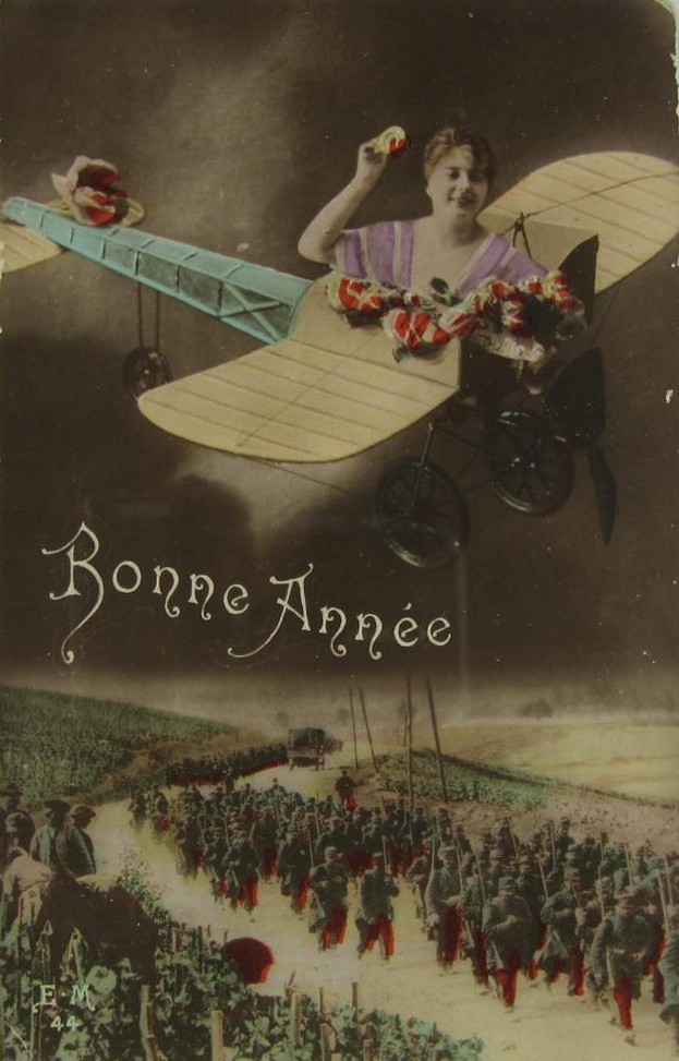 Carte postale couleur montrant une femme dans un avion, lançant des cadeaux à un régiment passant en-dessous.