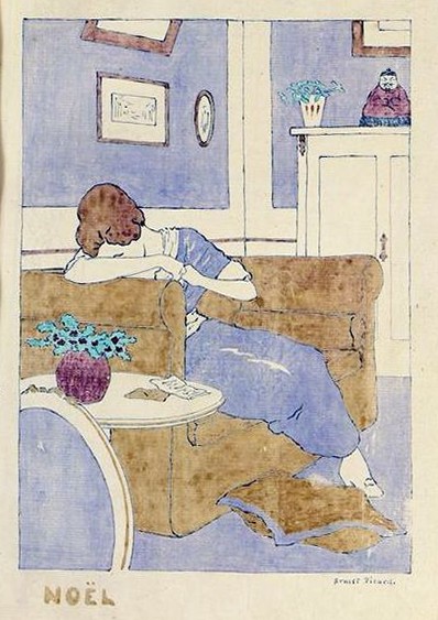 Dessin manuscrit coloré montrant une femme pleurant sur l'accoudoir de son canapé, dans son salon. À ses pieds git une lettre.