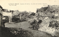 Vue noir et blanc d'une route séparant les deux côtés d'un village détruit.