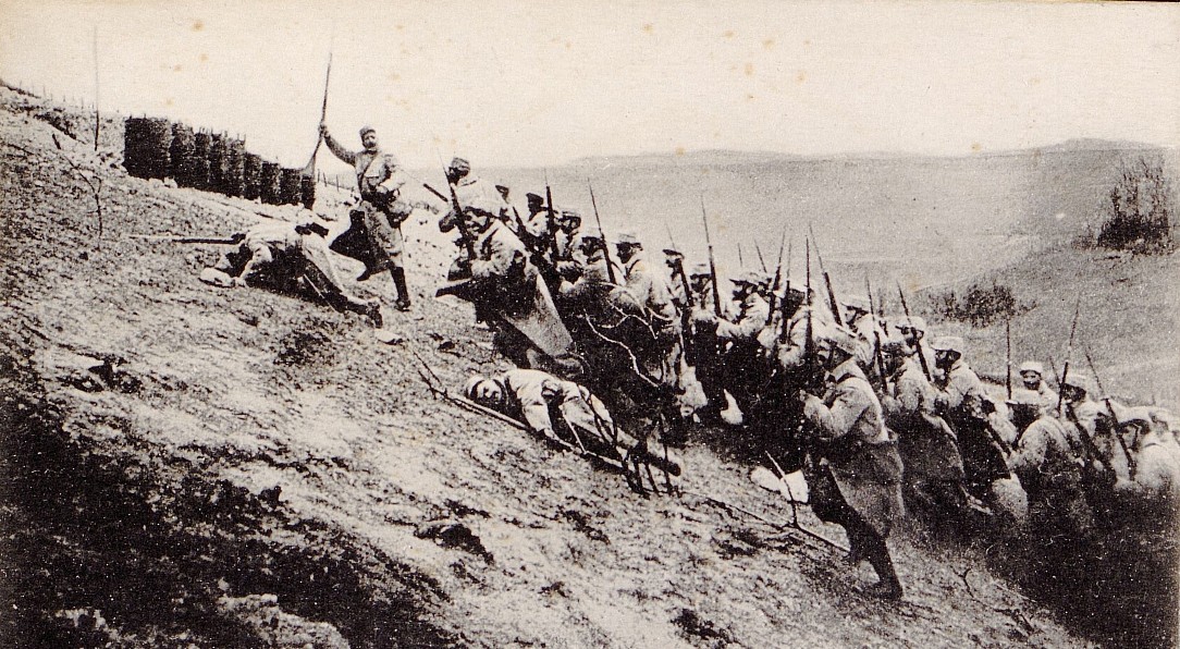 Carte postale noir et blanc montrant des soldats portant un assaut sur une cote.