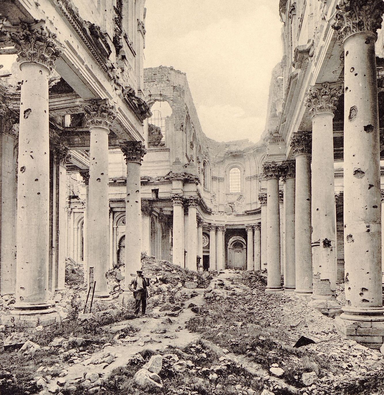 Photographie noir et blanc montrant l'intéieur d'une cathédrale en ruines.