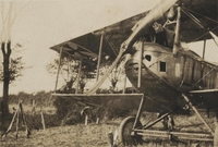 Photographie noir et blanc montrant un avion.