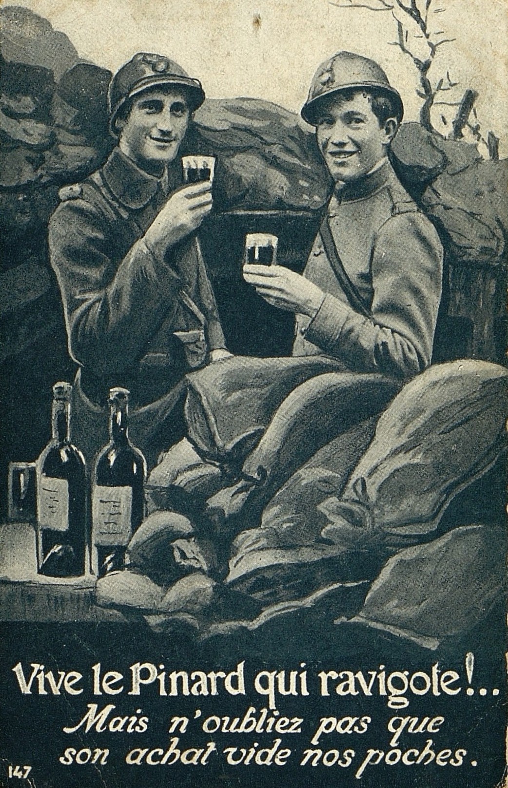 Carte postale monochrome montrant deux soldats en train de trinquer dans une tranchée.Au premier plan, deux bouteilles de vin.