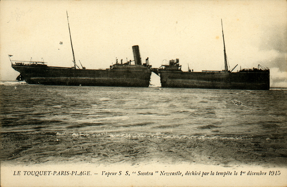 Carte postale noir et blanc montrant un navire en mer.