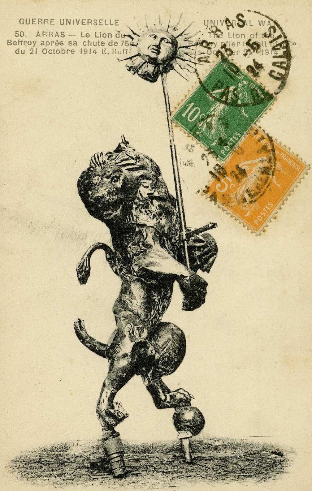 Carte postale noir et blanc montrant une girouette en forme de lion tenant un étendard.