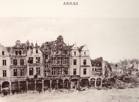 Photographie sepia montrant des façades de commerces en ruines.
