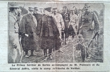 Photographie noir et blanc montrant un groupe d'hommes en tenue militaire.