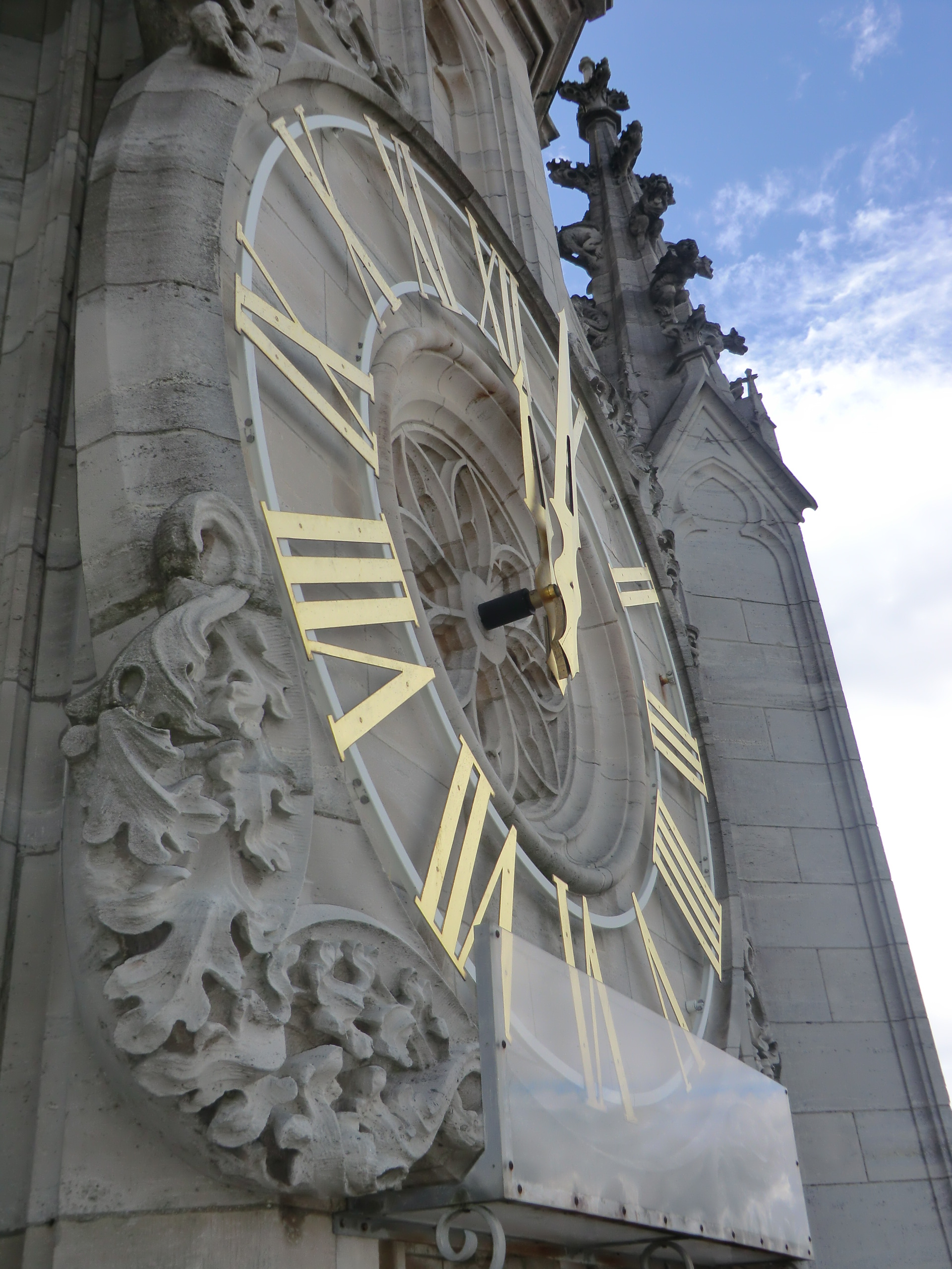 Photographie couleur montrant une horloge.