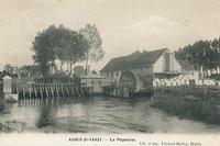 Carte postale noir et blanc  montrant un moulin derrière une écluse.