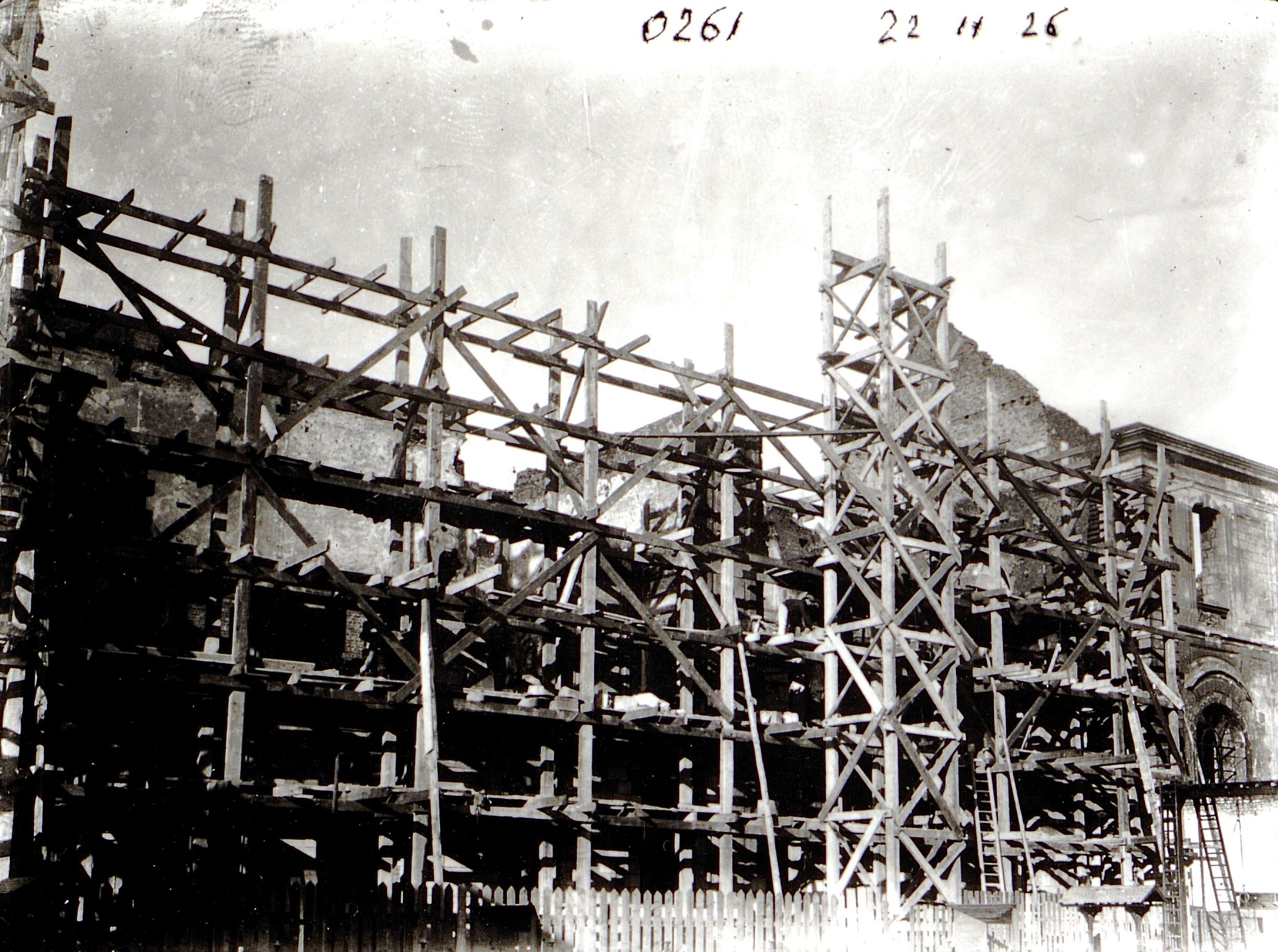 Photographie noir et blanc montrant un échafaudage.