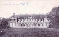 Carte postale noir et blanc montrant un château.