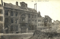 Carte postale noir et blanc montrant des façades de bâtiments dégradées par des faits de guerre.