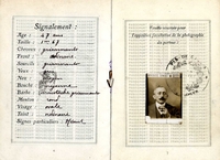Double page d'un passeport présentant texte manuscrit et photographie d'un homme.