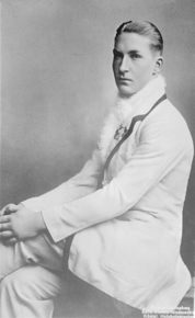 Portrait noir et blanc d'un jeune homme assis de profil.