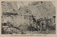 Carte postale noir et blanc montrant des soldats allemands et des enfants devant une habitation dont la toiture s'effondre.