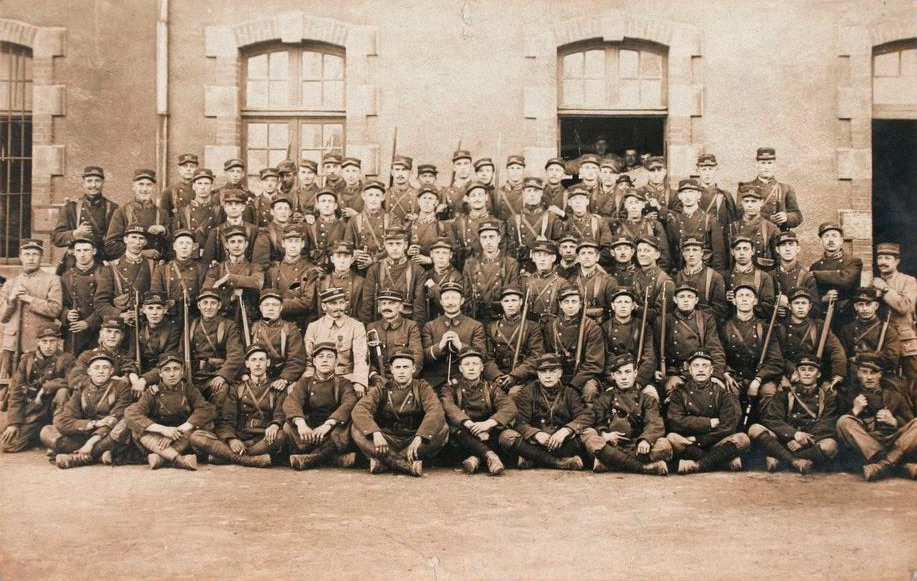 Photographie noir et blanc montrant une photographie de groupe de soldats.