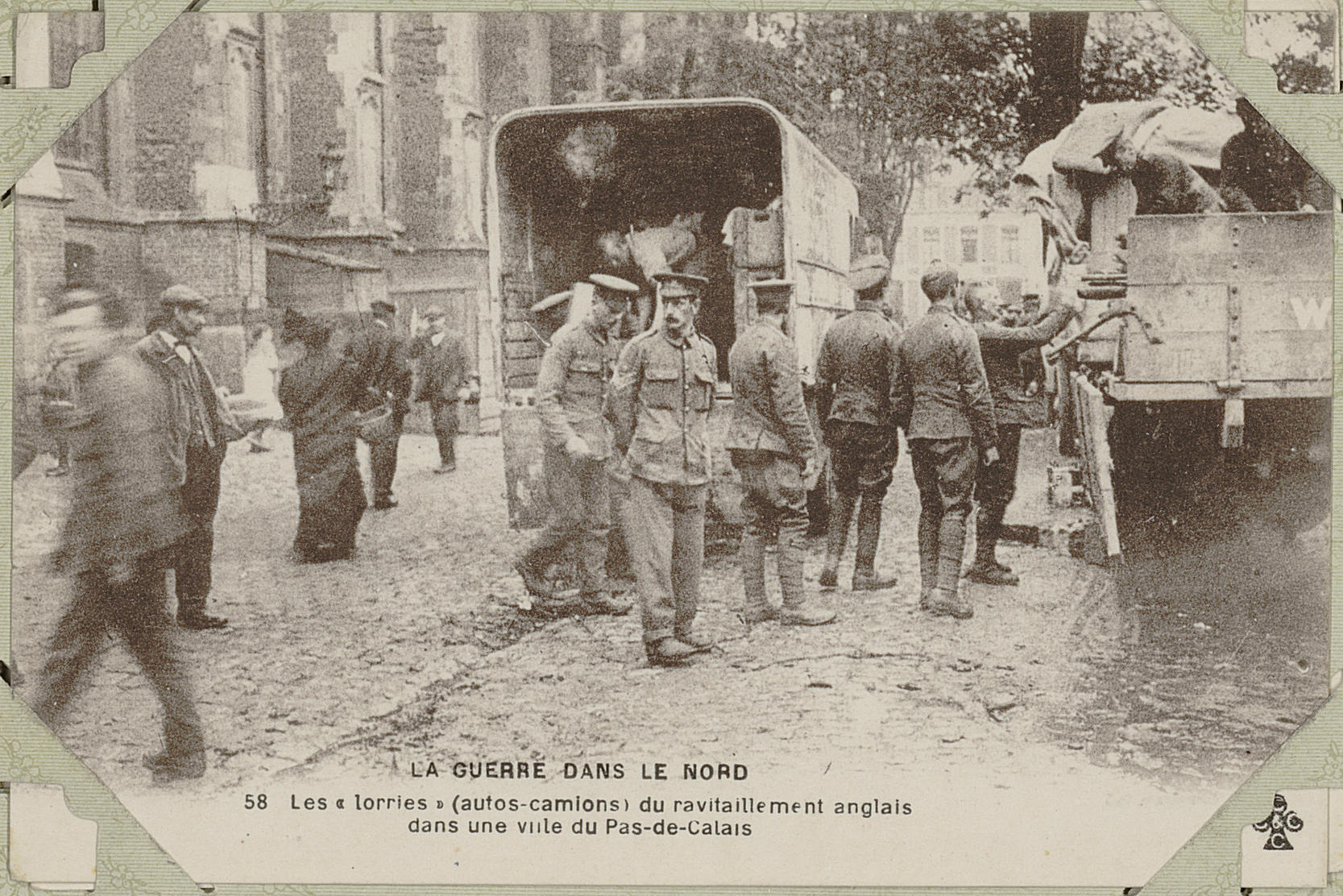 Camions du ravitaillement anglais sur une place d'une vill du Pas-de-Calais pendant la Grande Guerre : carte postale noir et blanc.