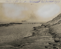 Photographie noir et blanc montrant l'explosion d'un sous-marin en mer. 