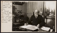 Photographie noir et blanc montrant un homme en costume portant une barbe blanche, assis derrière un bureau. À gauche, le texte suivant : "À propos de la marche victorieuse des Anglais sur Lens. Le député-maire de Lens M. Basly qui administre la ville depuis l'occupation allemande".