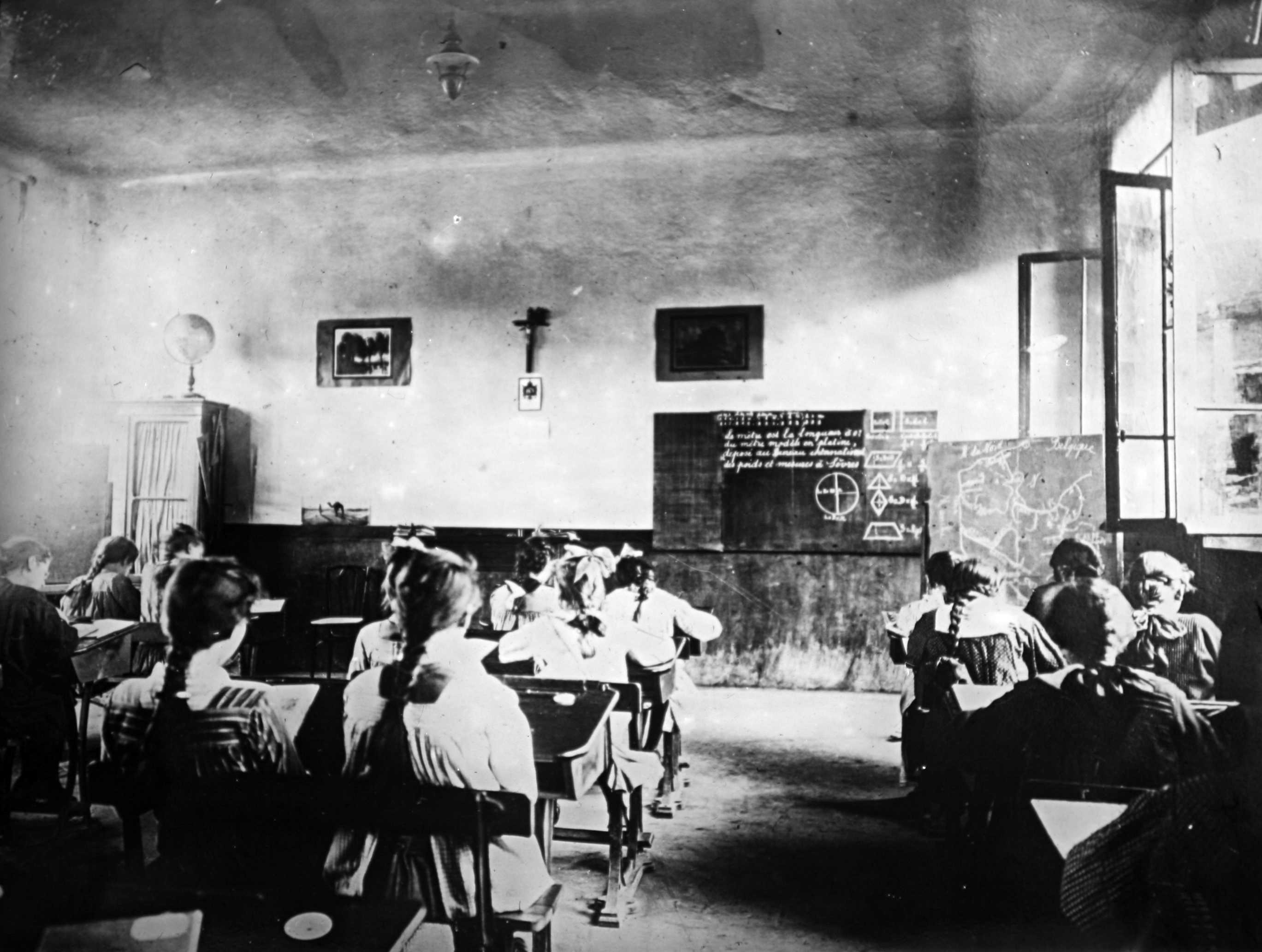 Photographie noir et blanc montrant une classe de filles.