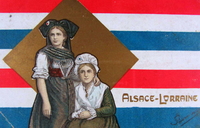Carte postale couleur représentant deux femmes en habit traditionnel, se soutenant mutuellement.