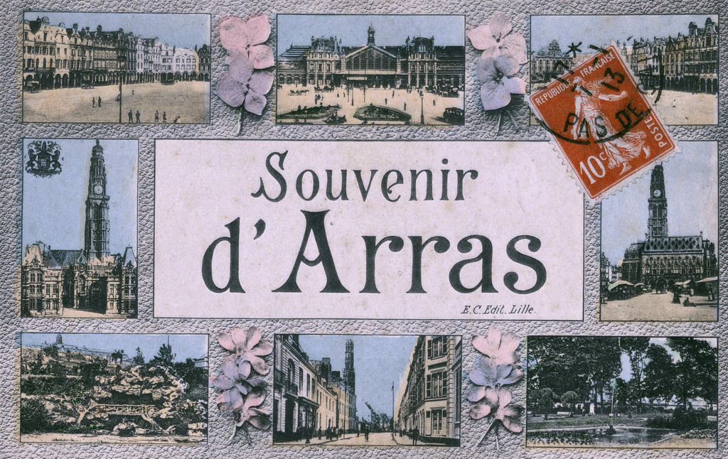 Carte postale couleur composée de petites vignettes. Dans celle du milieu, on lit "Souvenir d'Arras". Tout autour, des représentations des lieux emblématiques de la ville (les places, la gare, l'hôtel de ville, etc.)