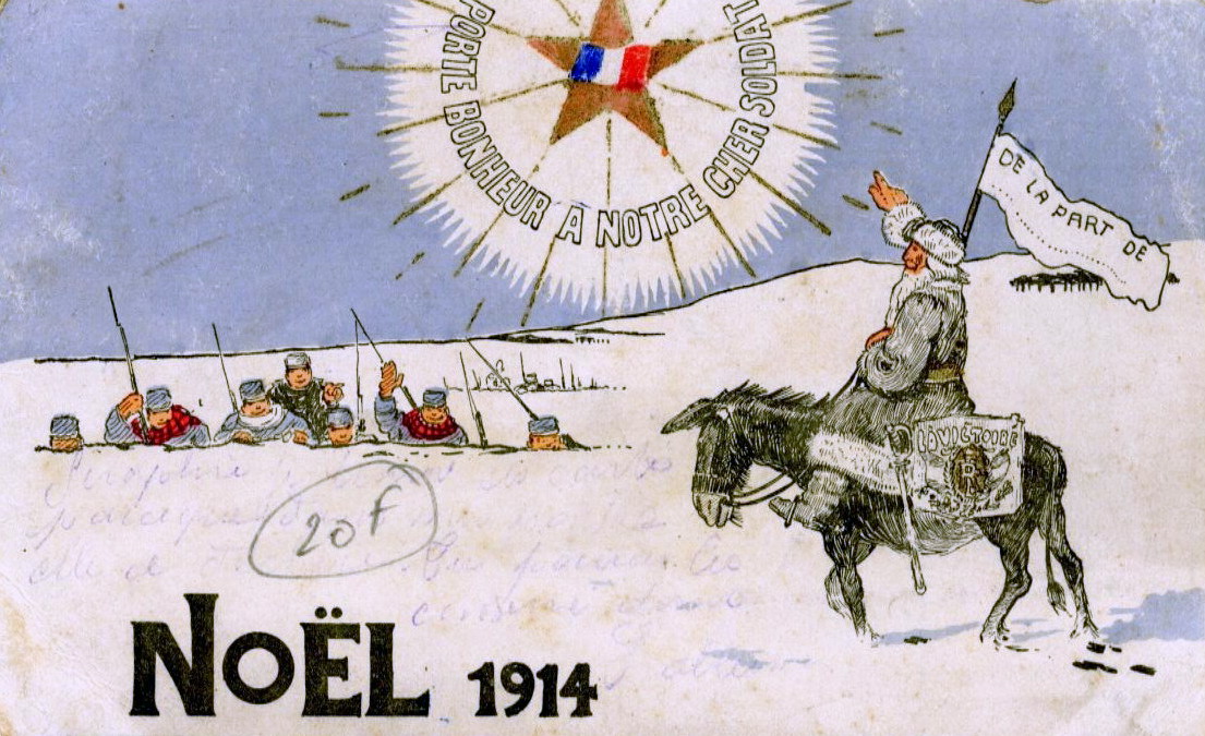 Carte postale couleur montrant un homme sur un âne, le doigt pointé vers une étoile lumineuse agrémentée du drapeau français et autour de laquelle on lit : "porte-bonheur à notre cher soldat". À l'arrière plan on remarque un groupe de soldats dont les têtes sortent des tranchées.