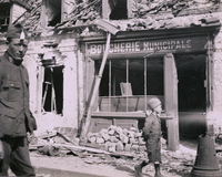 Photographie noir et blanc montrant la devanture d'une boucherie en ruines.
