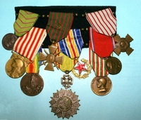 Photographie couleur montrant neuf médailles militaires.